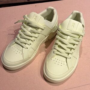 New On The Roger Sneakers US M8.5